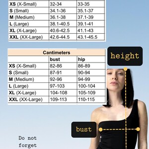 Op de afbeelding: Een maattabel voor een badpak met twee tabellen met borst- en heupmaten in inches en centimeters. De tabel bevat de maten XS tot XXL. Een diagram toont hoe de lengte, borstomvang en heupomvang op een persoon gemeten moeten worden.