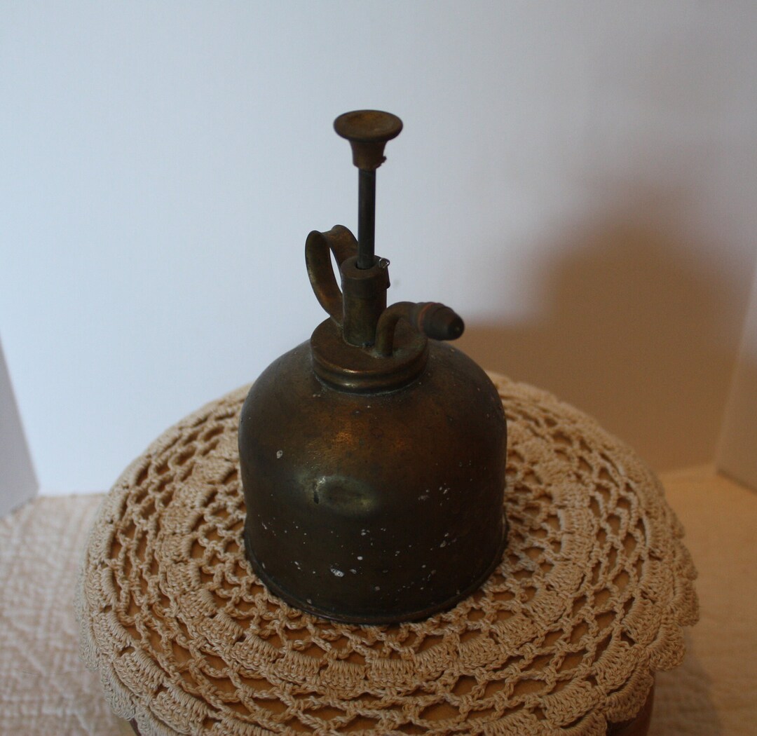 Vintage Small Oil Can Hand Pump Trademark 333 No 107 Made in Hong Kong