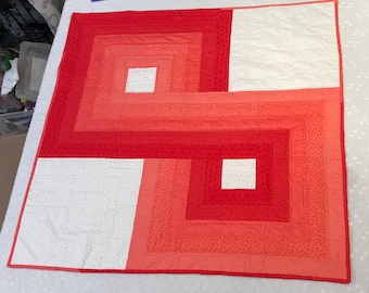 In die Ecke liegende geometrische Patchworkdecke - Babybettdecke - Moderne Krippenbettwäsche - Spielmatte