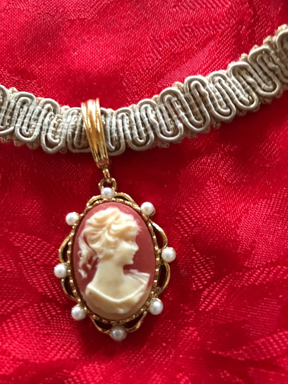 beige choker with pink cameo - image 2