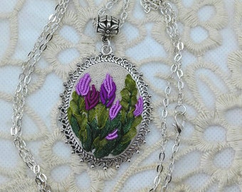 Jacinto de uva - collar bordado a mano