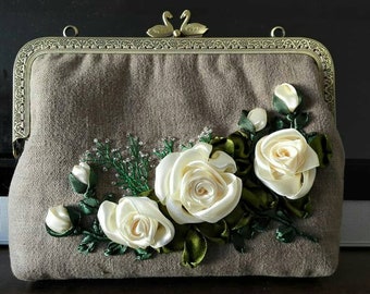 Rosas blancas - Bolso hecho a mano con bordado de cinta