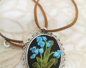 Orquídea-- Collar bordado con cinta