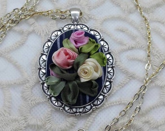 Rosas - cinta bordado collar