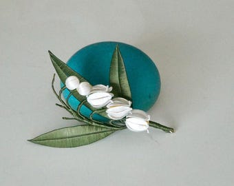 Lirio de los valles - Broche hecho a mano envuelto en hilo de seda