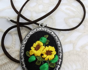Girasol -- Collar bordado con cinta