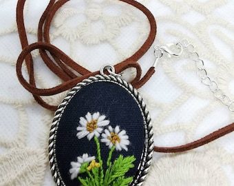 Daisy-- Collar bordado a mano
