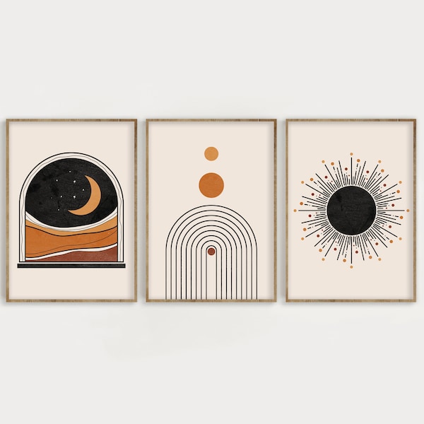 Könnte beinhalten: Set aus drei abstrakten Kunstdrucken mit minimalistischem Design. Der erste Druck zeigt einen Halbmond und Sterne in einem dunkelblauen Bogen über einer braunen und orangefarbenen Landschaft. Der zweite Druck zeigt einen geometrischen Bogen mit vertikalen Linien und zwei orangefarbenen Kreisen. Der dritte Druck zeigt eine schwarze Sonne mit strahlenden Linien in Orange und Braun.