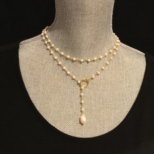 DAINTY Pearl Lariat-veuillez faire attention à « délicat », lariat de chaîne de chapelet de perles d'or argenté, mariage de demoiselle d'honneur, lariat de perles de boho