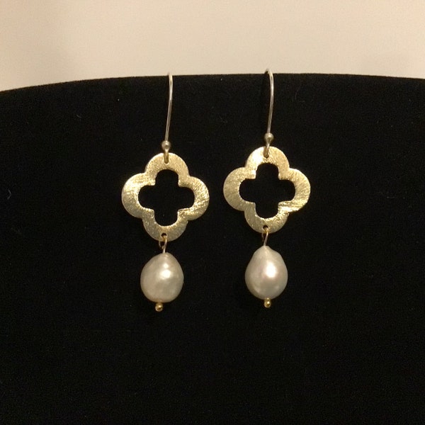 Dainty baroque pearl dangle earrings, gold quatrefoil clover earrings, genuine freshwater baroque pearl, Moroccan arabesque style