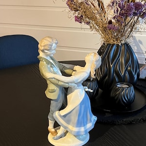 Vintage GDR Lippelsdorf porcelain figurine | East Germany figurine