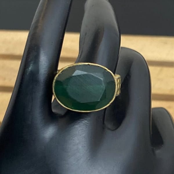 Vintage Gold Tone Brutalist Style Ring Textured Metal Dark Green Faceted Glass Stone Statement Ring