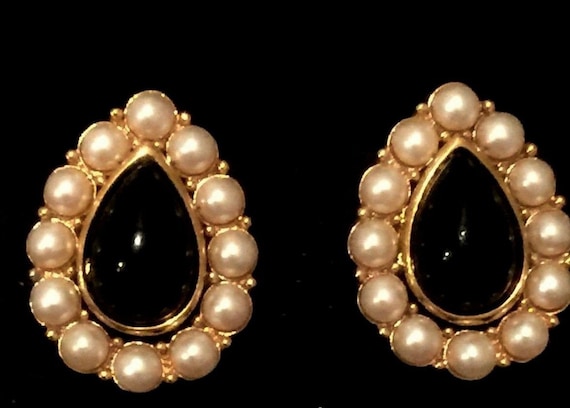 Vintage TRIFARI Black Teardrop Earrings / Faux Pea