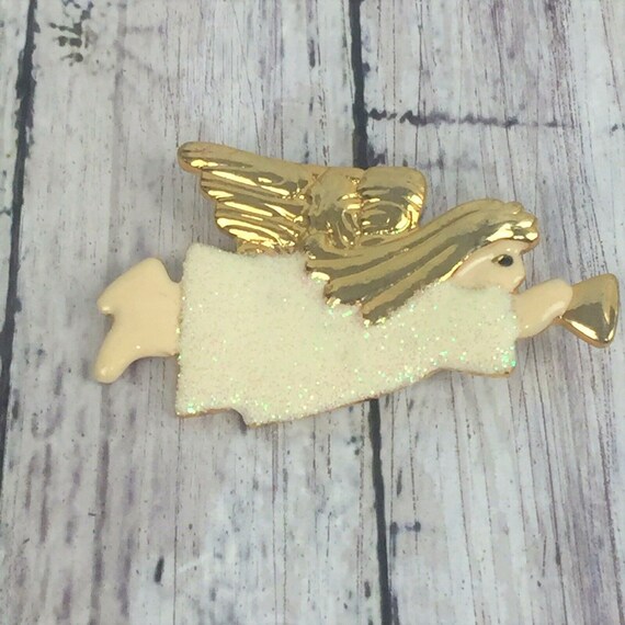 Vintage Angel Brooch / Angel Playing Trumpet / Gol