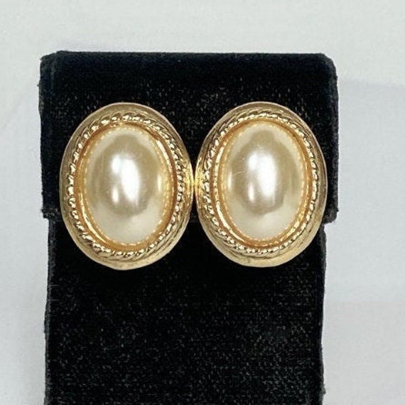 Vintage Gold Tone Clip-On Earrings / Faux Pearl C… - image 1