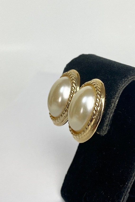 Vintage Gold Tone Clip-On Earrings / Faux Pearl C… - image 4