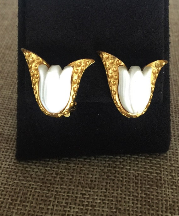 Vintage Marvella Clip On Earrings Gold Tone Flora… - image 1