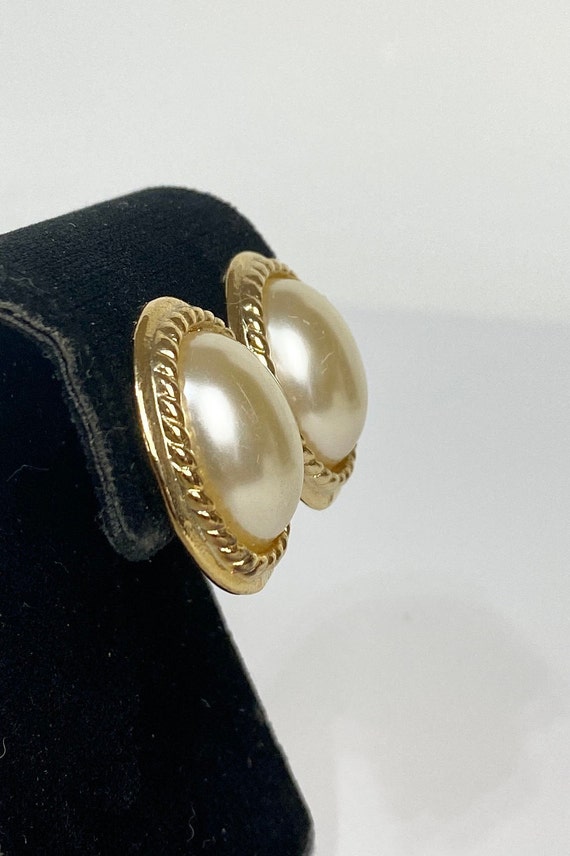 Vintage Gold Tone Clip-On Earrings / Faux Pearl C… - image 2