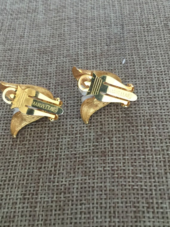 Vintage Marvella Clip On Earrings Gold Tone Flora… - image 5