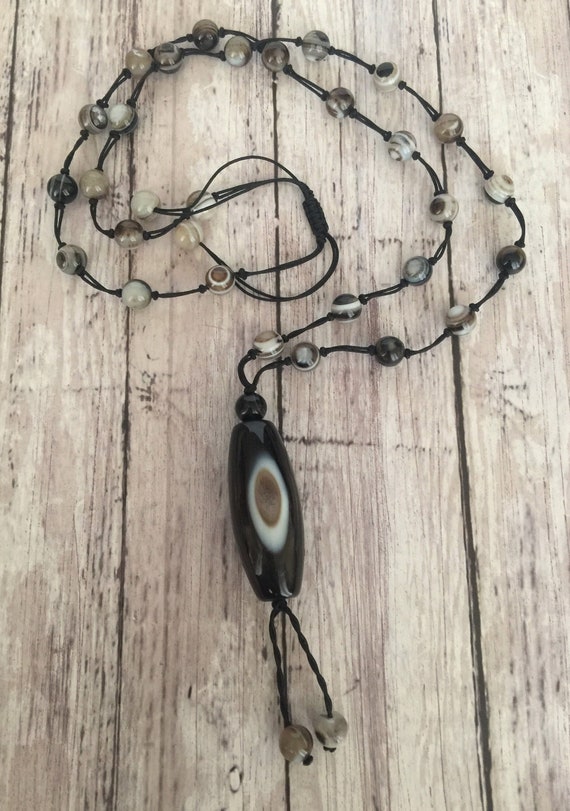 Beautiful Hand Knotted Agate Bead Necklace Neutral