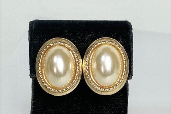 Vintage Gold Tone Clip-On Earrings / Faux Pearl C… - image 3