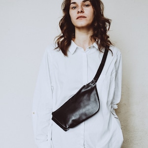 Black leather bum bag, Fanny pack leather, Small belt bag for women and men, Everyday crossbody bag, Techwear sling bag, Festival hip bag