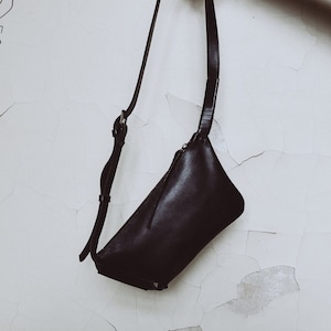 Fanny Pack Leder, Schwarze Leder Umhängetasche, Leder Gürteltasche Herren, Minimalistische Taillentasche Damen, Leder Bauchtasche, Techwear Sling Bag