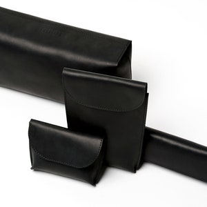 Puede incluir: Cuatro bolsas de cuero negro de diferentes tama&ntilde;os. Las bolsas est&aacute;n hechas de cuero suave y flexible y tienen un dise&ntilde;o simple y elegante.
