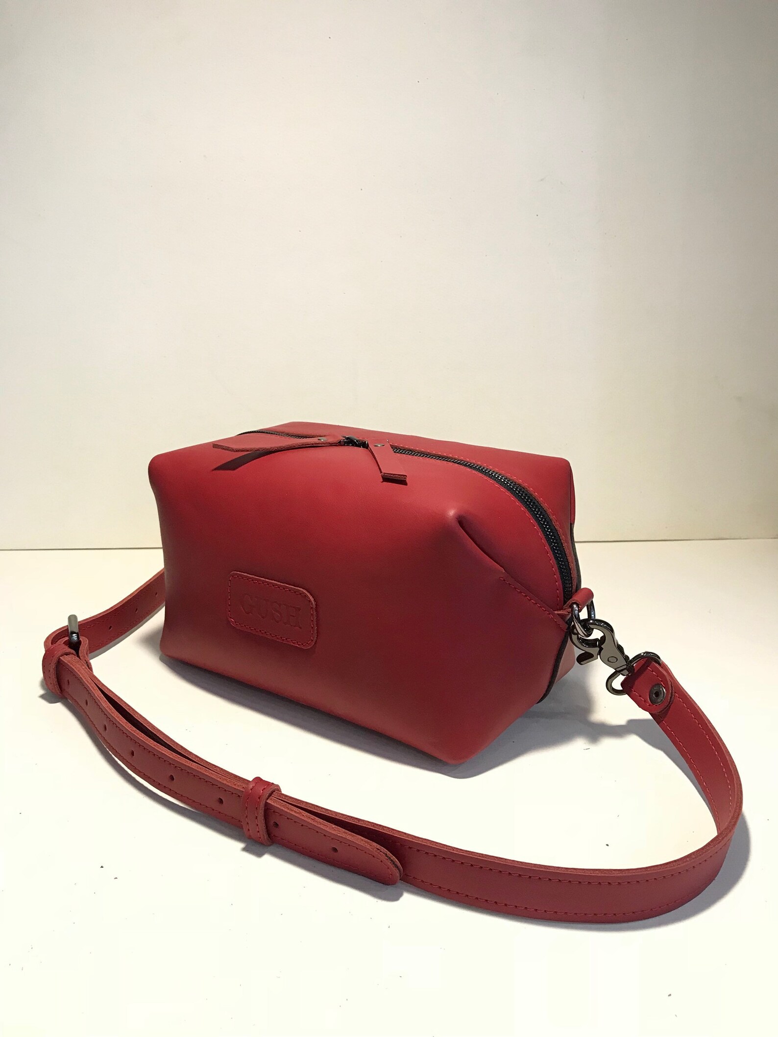 Pochette en cuir rouge femme de sac minimaliste de corps ...