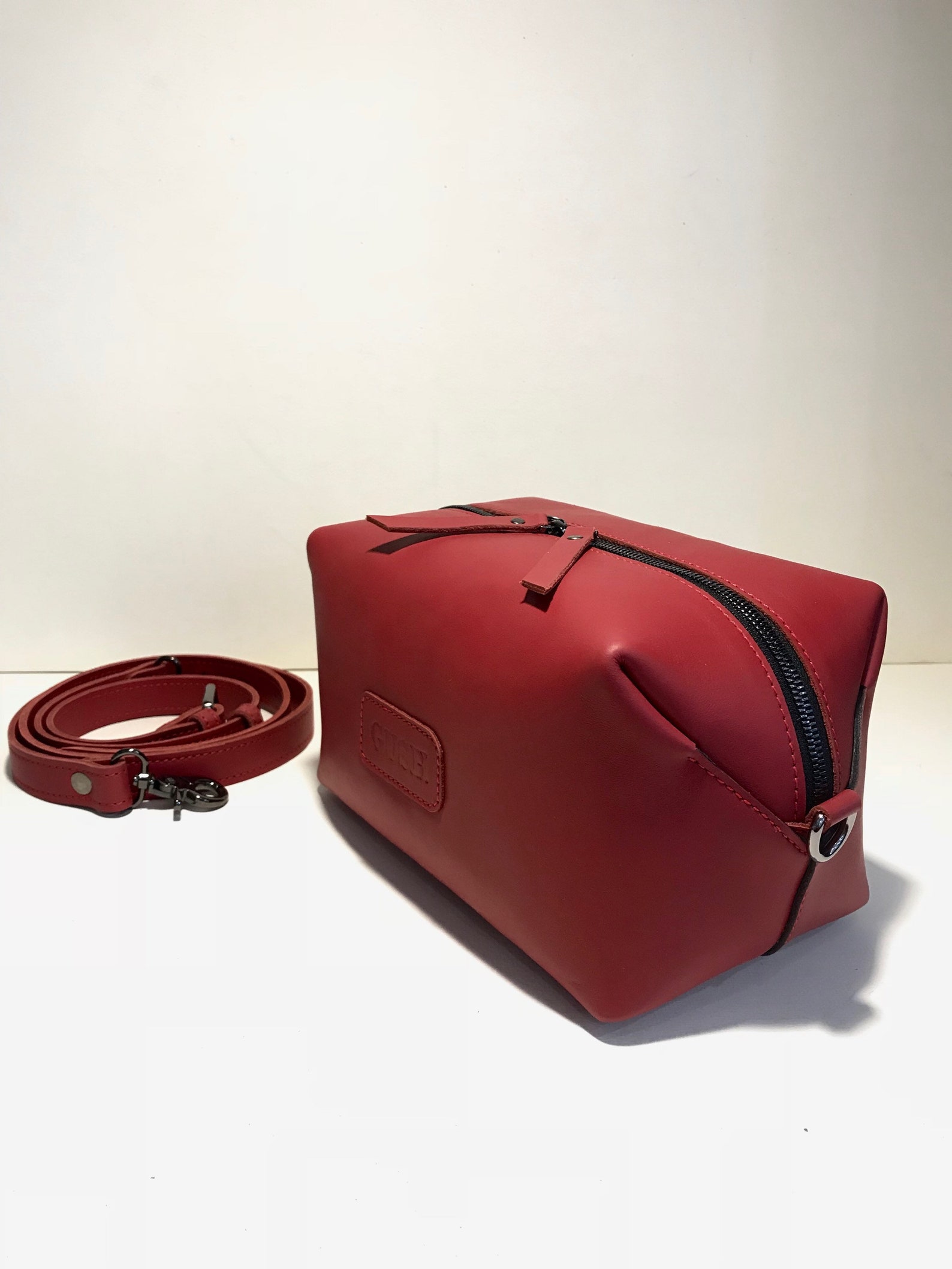 Pochette en cuir rouge femme de sac minimaliste de corps ...