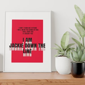 Puede incluir: Un póster rojo con texto negro que dice "No creo que rimemos, Te desgastaré con el tiempo, Te haré daño, Te abandonaré, Soy Jackie Down the Line".