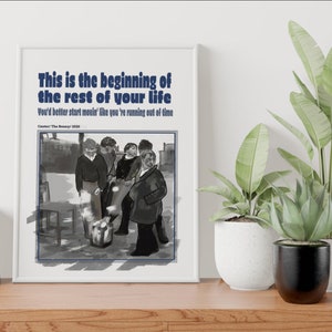Puede incluir: Una ilustración en blanco y negro de un grupo de personas de pie frente a un edificio. El texto "This is the beginning of the rest of your life" está escrito en azul sobre la ilustración. El texto "You'd better start movin' like you're running out of time" está escrito en azul debajo de la ilustración.