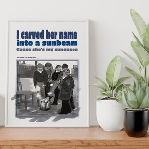 Puede incluir: Una ilustración en blanco y negro de un grupo de personas de pie alrededor de un objeto en llamas. El texto "I carved her name into a sunbeam Cause she's my sunqueen" está impreso sobre la ilustración.