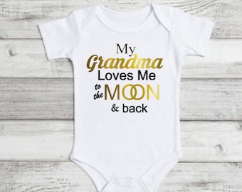 Mi abuela me ama a la luna y de vuelta Onesie.