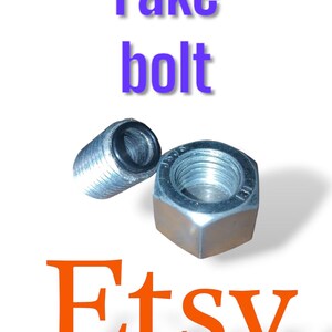 Può includere: Primo piano di un bullone finto, un dado di metallo e la parola "Etsy" in testo arancione. Il bullone è argentato con un inserto in gomma nera. Il dado è argentato ed esagonale. Il testo "Fake bolt" è in testo viola.
