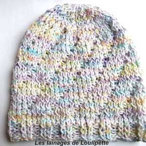 Peut inclure: Un bonnet blanc en tricot avec un motif de fil multicolore. Le bonnet a une coupe ample et décontractée et est réalisé avec un point texturé.