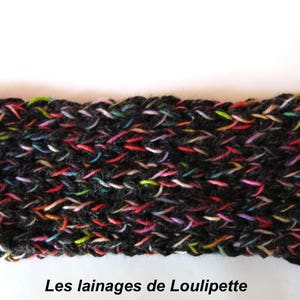 Peut inclure: Un bandeau noir avec des fils colorés tissés dans toute sa longueur. Le bandeau est tricoté et a une apparence texturée.