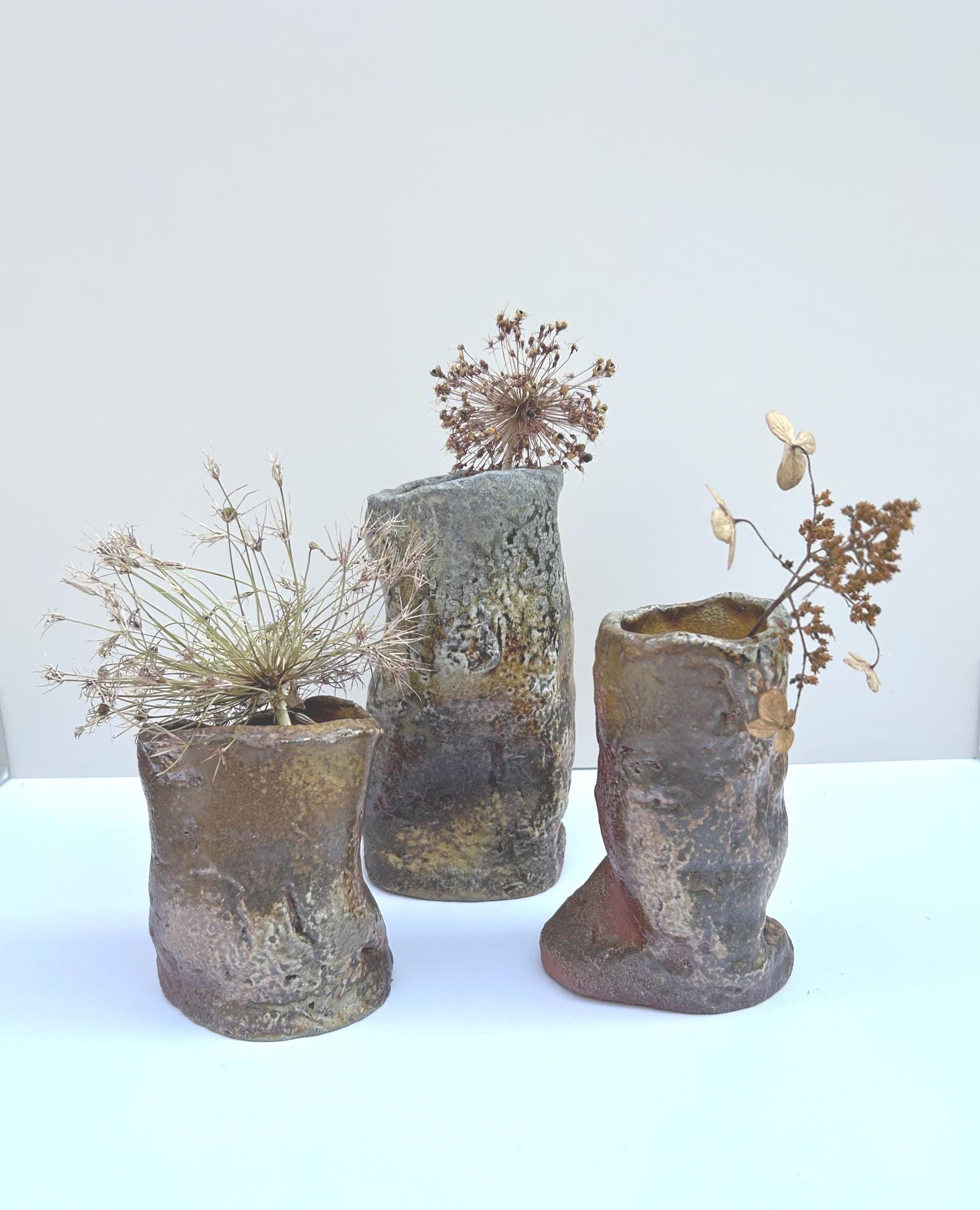 彫刻的な薪焼き陶器の花瓶セット：手作りの質感のある器 - Etsy 日本