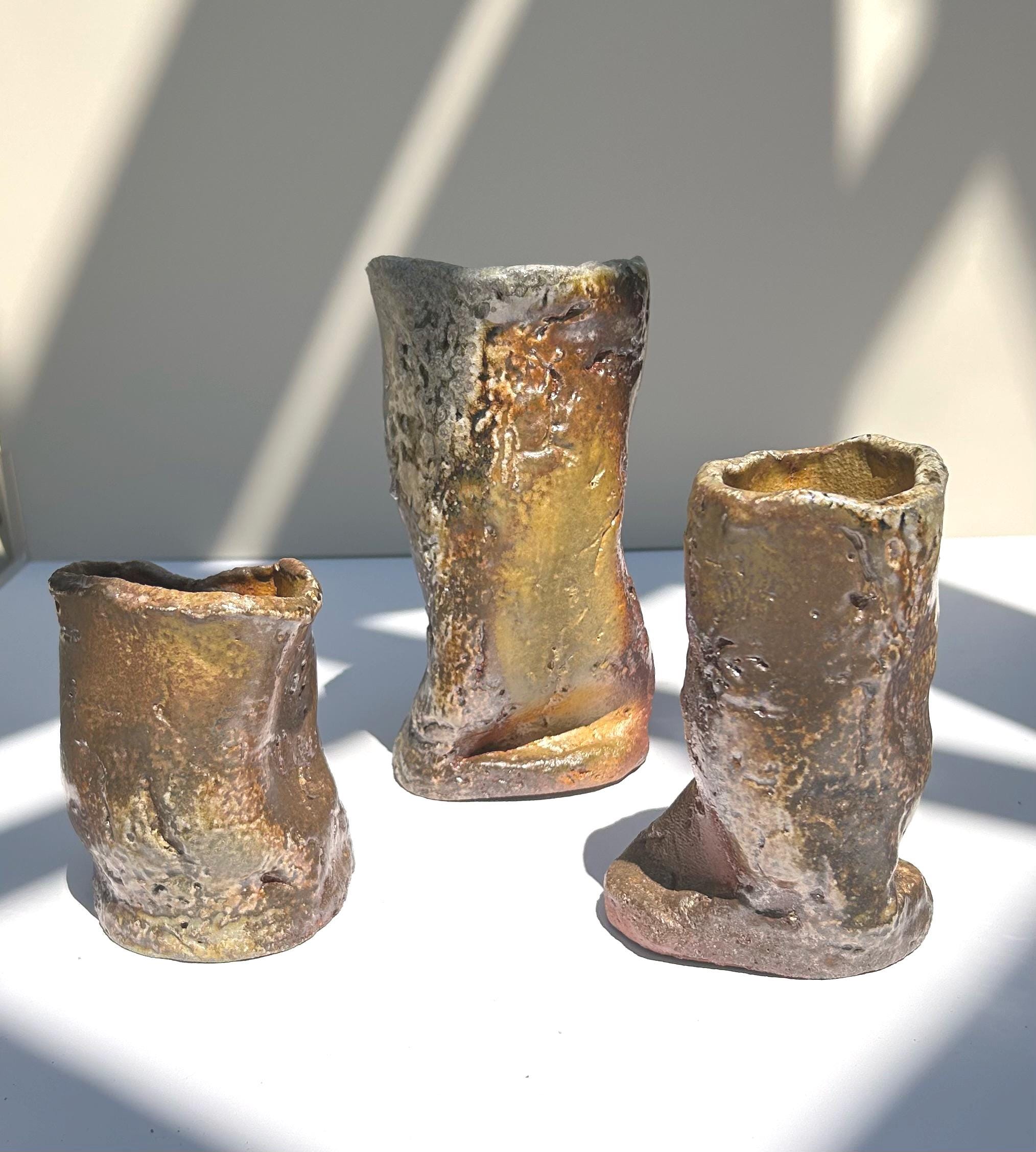 彫刻的な薪焼き陶器の花瓶セット：手作りの質感のある器 - Etsy 日本