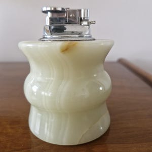 Isqueiro de mesa de mármore de meados do século