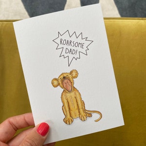 ROARSOME DAD card for awesome dads! Perfect for Fathers Day and Birthdays. Card features a lion cub with a speech bubble saying roarsome dad. Blank inside with Kraft envelope