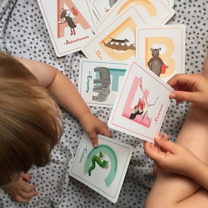 Kinder Tier ABC Karteikarten - ein Alphabet illustrierter Tierfiguren mit lustigen Fakten über jeden Buchstaben und eine positive Emotion für jeden Buchstaben