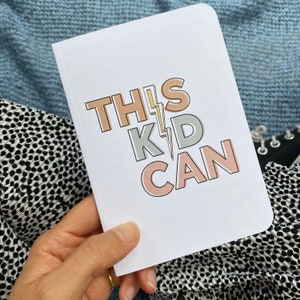 Minicuaderno sencillo de 40 páginas para soñar, hacer garabatos y mucho más. Motivo inspirador This Kid Can en el frente, páginas lisas en blanco para escribir y dibujar