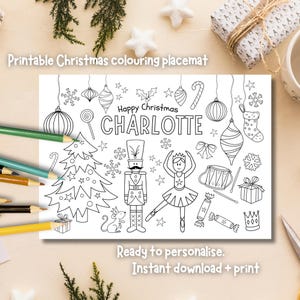 Op de afbeelding: Een zwart-wit bedrukbaar kerstkleurkleed met de tekst "Happy Christmas CHARLOTTE". Het ontwerp bevat een kerstboom, ornamenten, een notenkraker en een ballerina. De tekst "Ready to personalise. Instant download + print" is ook inbegrepen.