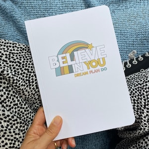 Cuaderno A5 de páginas lisas en blanco, 80 páginas/40 hojas de bloc de notas perfecto para garabatos, papelería motivacional Believe in You para adultos, adolescentes y niños