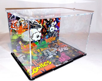 Plexiglas Acryl Hülle - Staubdicht Gehäuse - Display Cube - 3D Carbon Vinyl Wrapped - Marvel & DC Comics