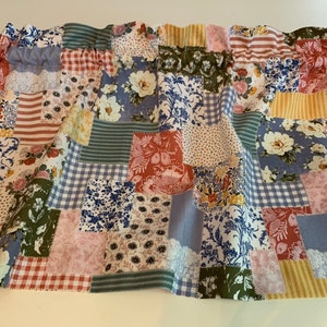 Cenefa encantadora estilo patchwork de estilo rural en preciosos colores campestres