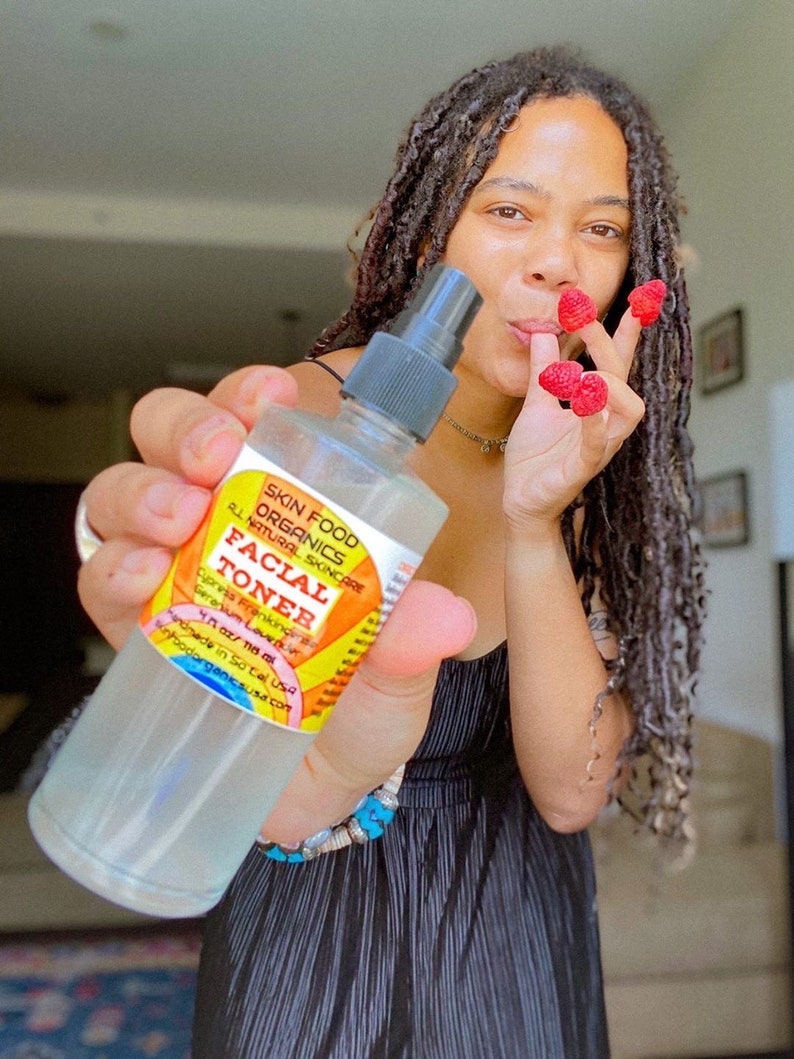 K&ouml;nnte beinhalten: Eine durchsichtige Glasflasche mit einem gelben und orangefarbenen Etikett, auf dem "SKIN FOOD ORGANICS ALL NATURAL SKINCARE FACIAL TONER Cypress Frankincense Geranium Lavender 4 fl oz / 118 ml Made in SoCal USA skinbodorganicsusa.com" steht.