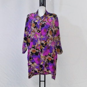 Peut inclure: Une chemise boutonnée à motif violet, marron et noir sur un mannequin. La chemise a une coupe ample et est faite d'un tissu léger.