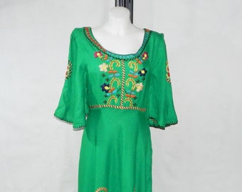 Ethnic Vintage Maxi Light Wool Dress Short Bell Sleeves with hand embroidered flowers. Size S/M Slim. Green